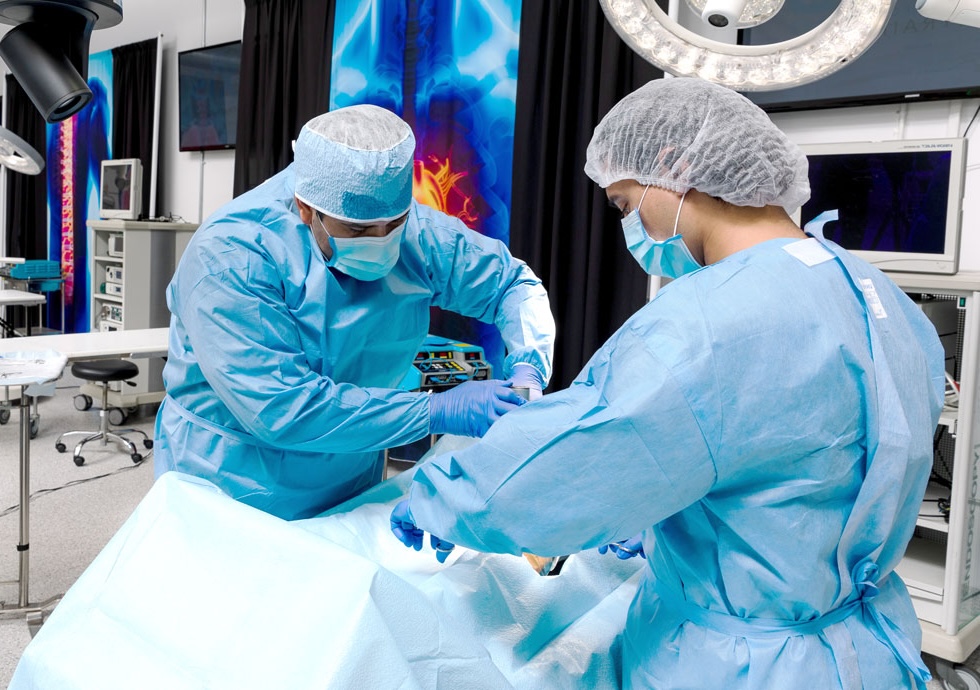 student-practicing-on-cadaver